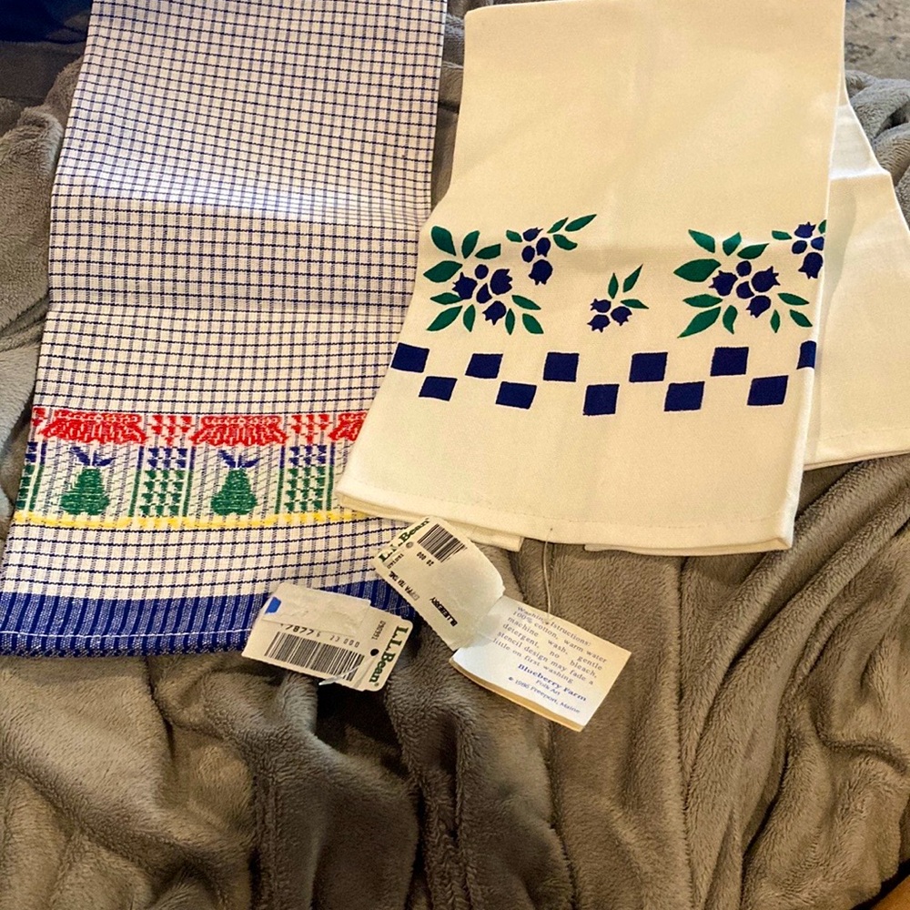 Vintage LL Bean NWT Kitchen Towels Setyiu get both  pears & blueberry farm.